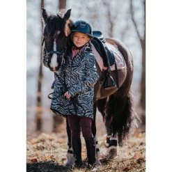 2022 Mountain Horse Junior Drops Rain Coat 0335201CDag - Black / Grey 7 2022 Mountain Horse Junior Drops Rain Coat 0335201CDag - Black / Grey -Equestrian Clothing Store 4346 drops20rain20coat20jr20pink20black grey.700x700